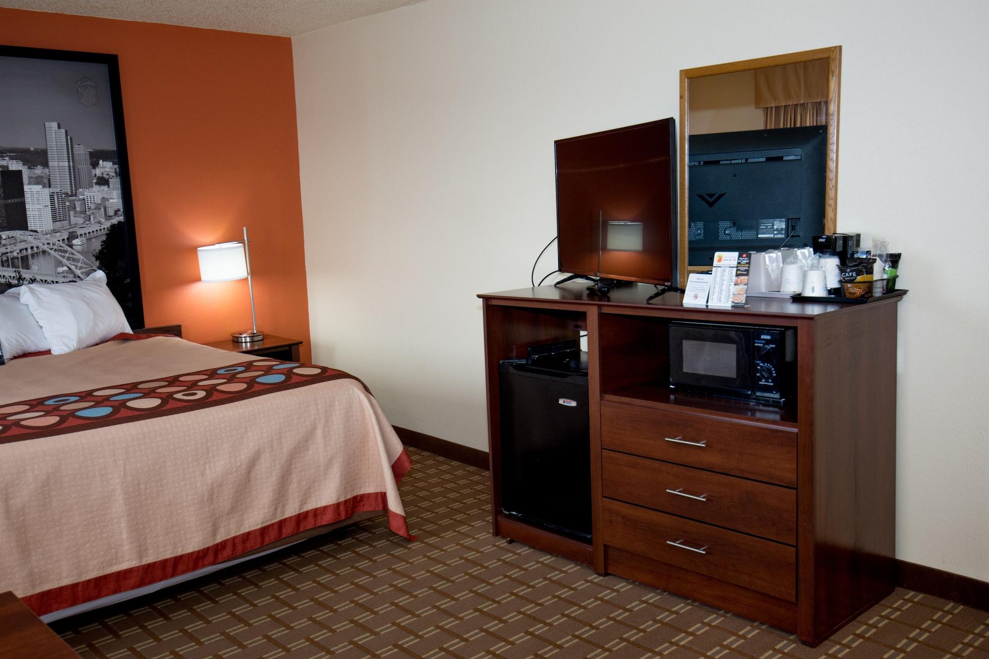 Super 8 By Wyndham Altoona Hotel Exterior foto