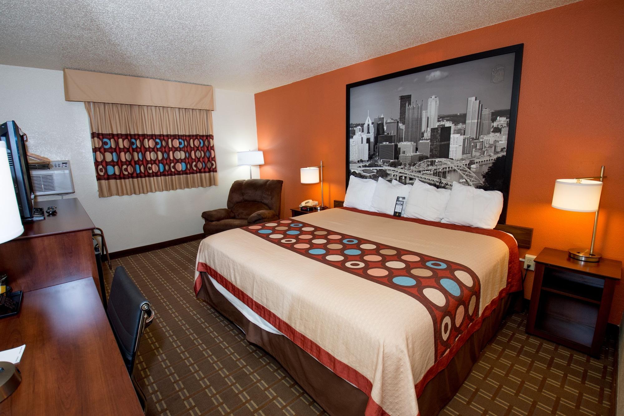 Super 8 By Wyndham Altoona Hotel Exterior foto