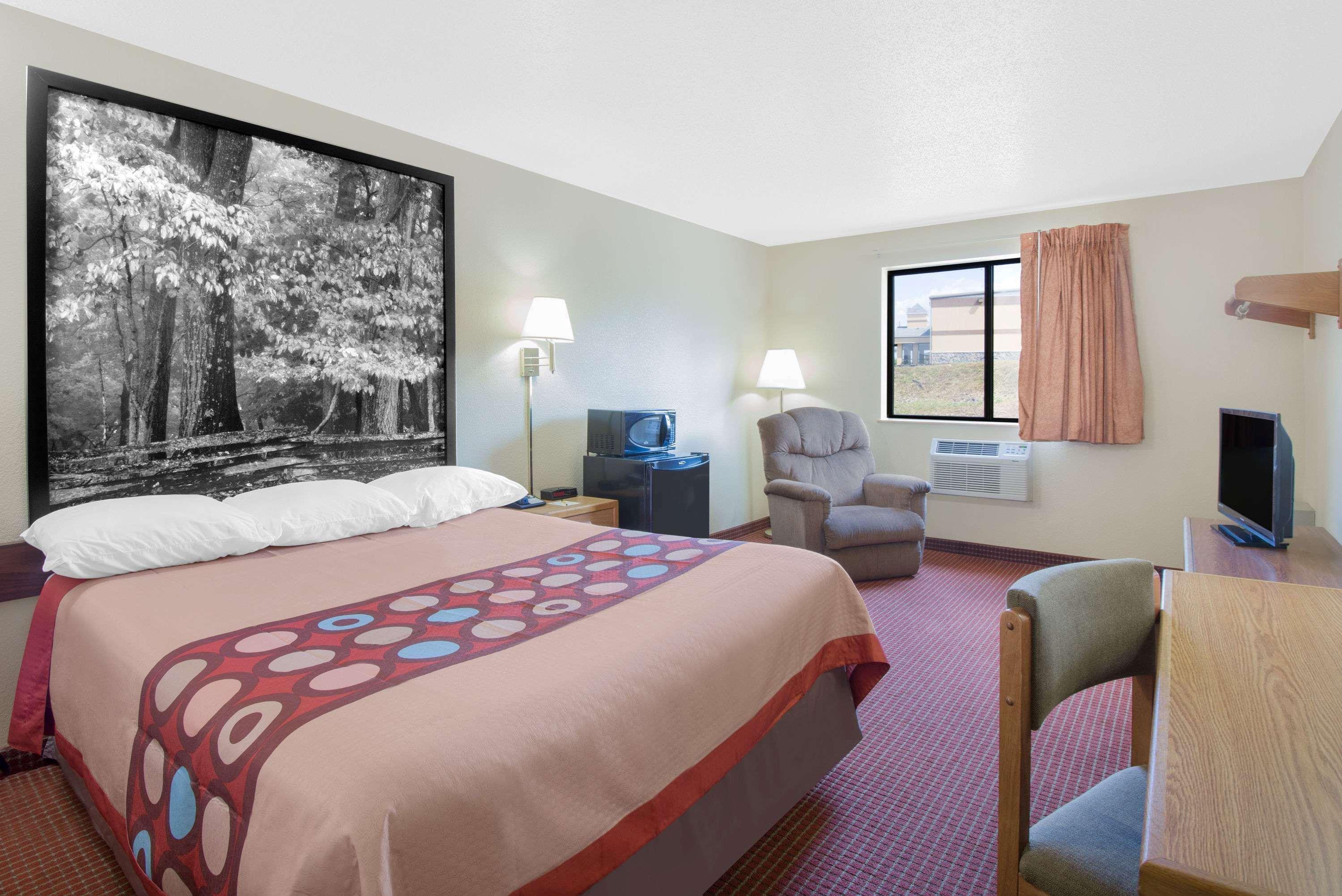 Super 8 By Wyndham Altoona Hotel Exterior foto