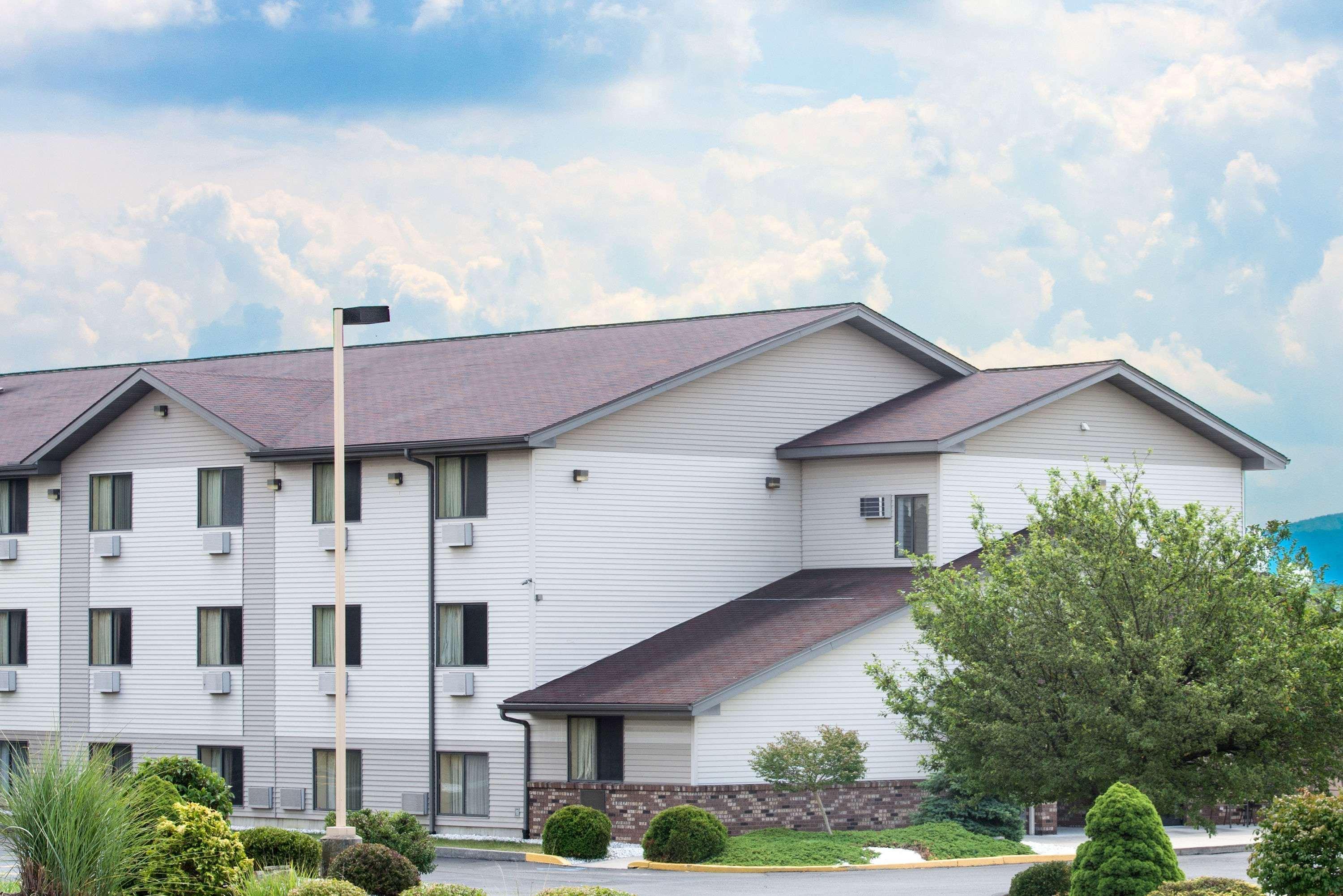 Super 8 By Wyndham Altoona Hotel Exterior foto