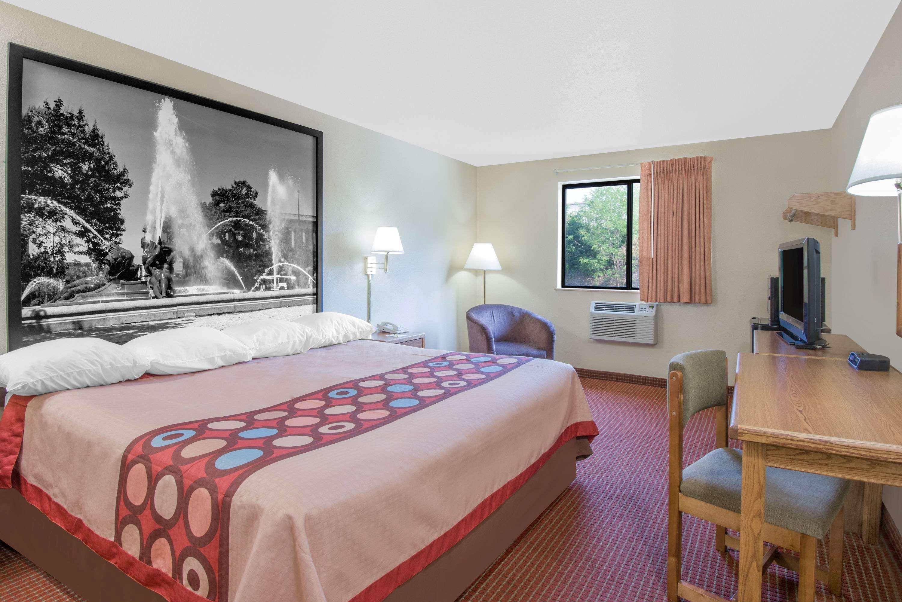 Super 8 By Wyndham Altoona Hotel Exterior foto