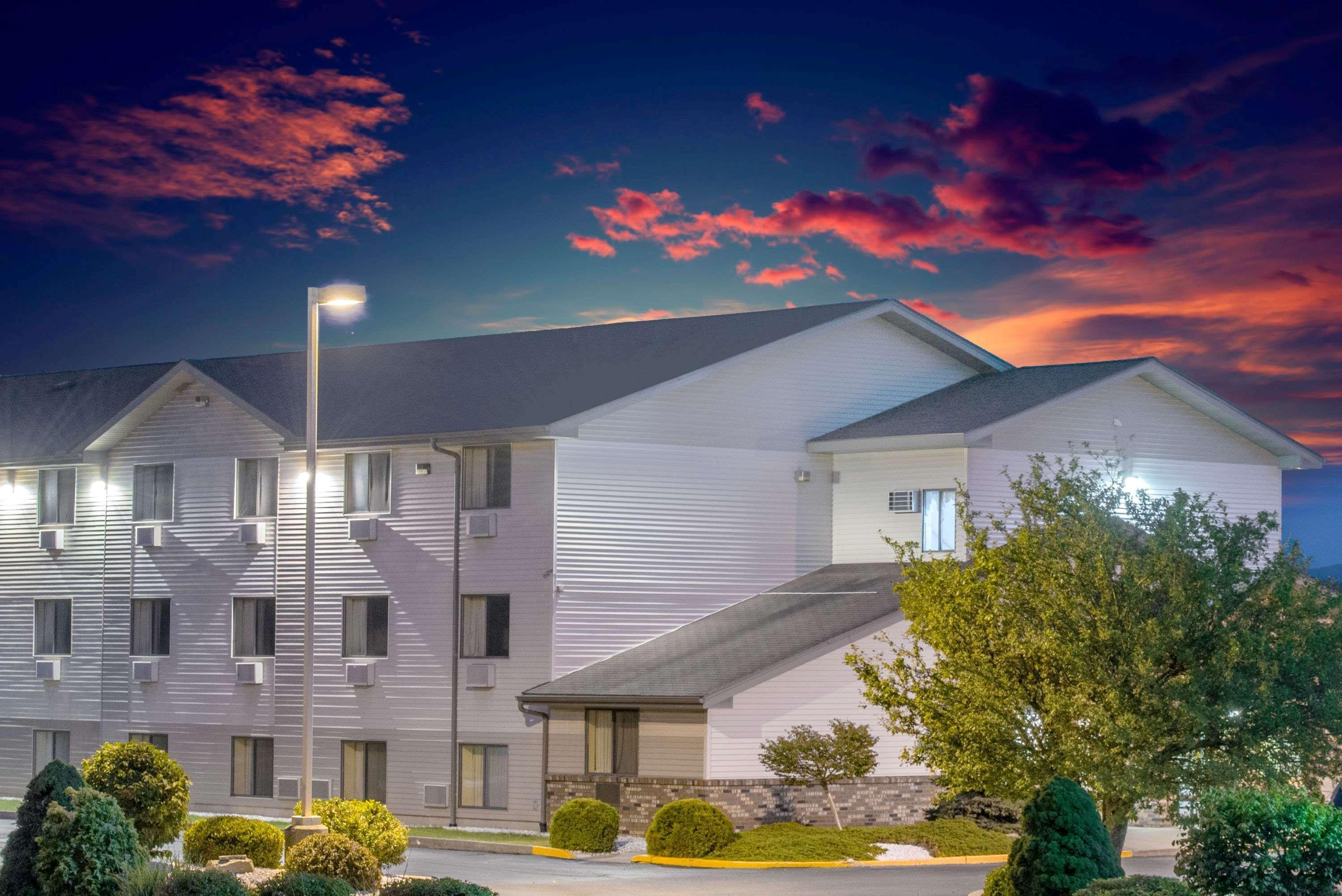 Super 8 By Wyndham Altoona Hotel Exterior foto