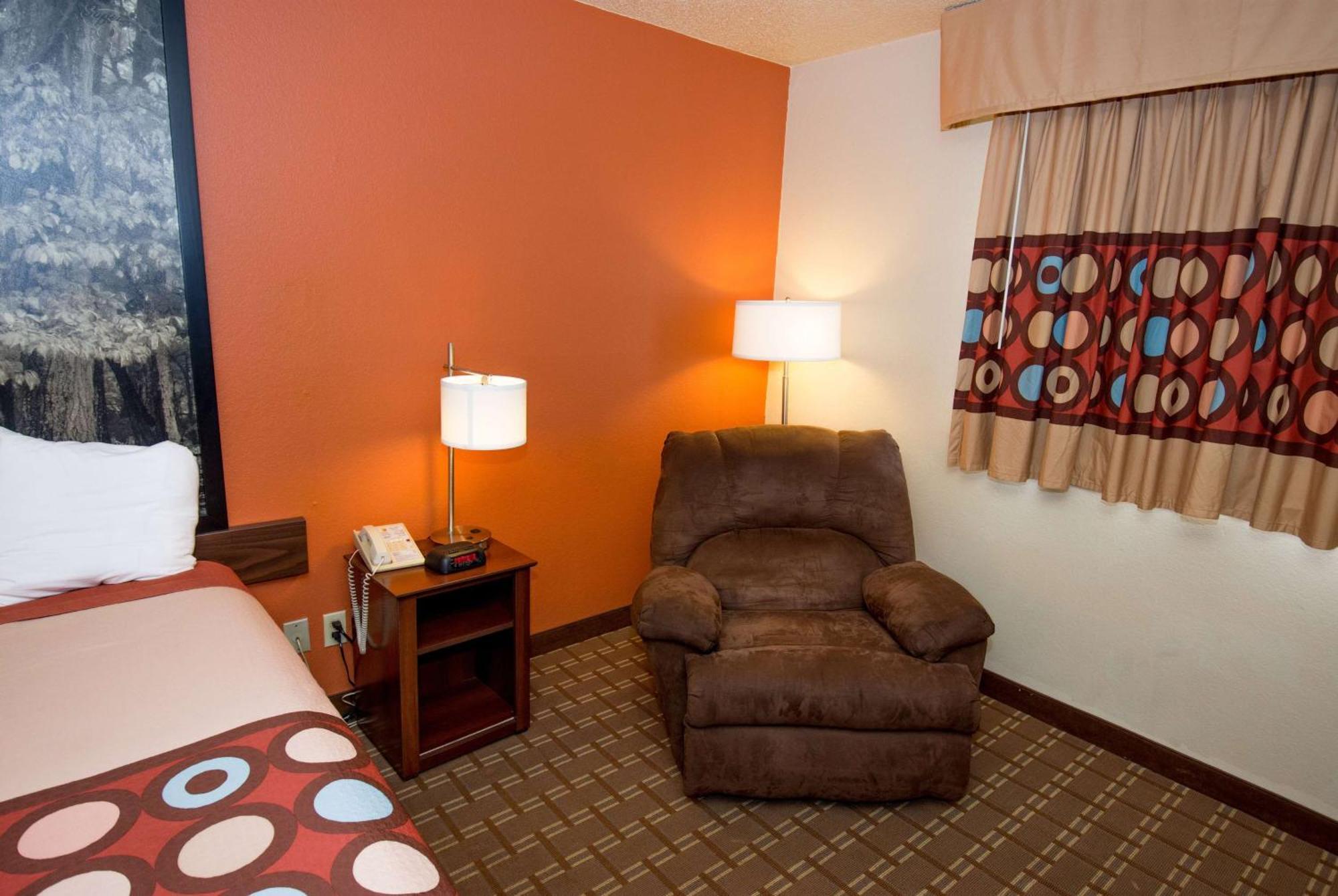 Super 8 By Wyndham Altoona Hotel Exterior foto
