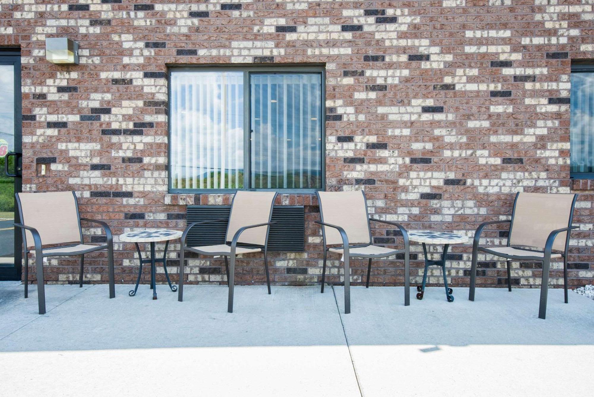 Super 8 By Wyndham Altoona Hotel Exterior foto